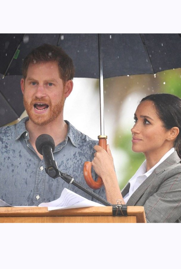 صورة تحمل معاني الحب حيث حملت ميغان ماركل المظلة لتجنب هاري تبلله بالأمطار خلال زيارتهما لأستراليا