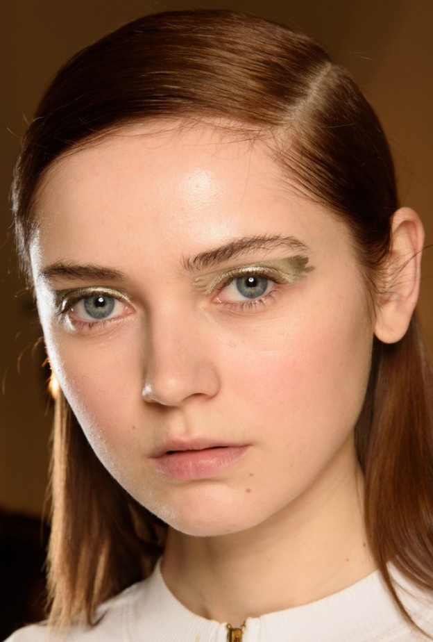  مكياج عيون براق بتدرجات فضية من Delpozo