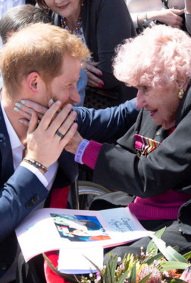  الأمير هاري يقابل واحدة من معجبيه القدامى في أستراليا