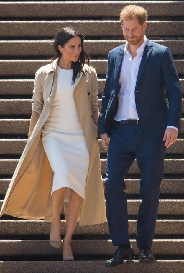 ميغان ماركل تكسر البروتكول الملكي وتلتقط صور مع شبيهتها