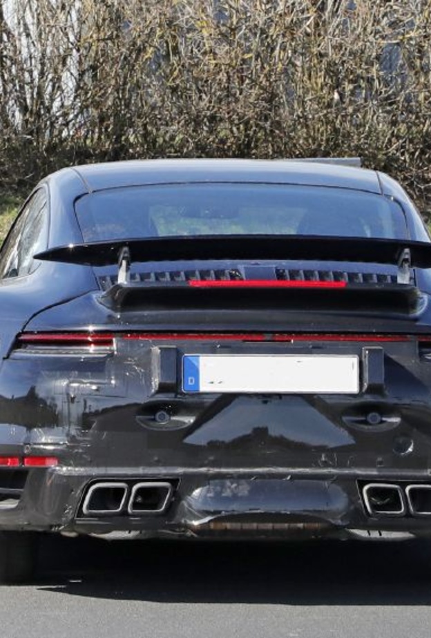 "بورشه" تكشف عن نسخة جديدة من "كاريرا إس" نوفمبر المقبل