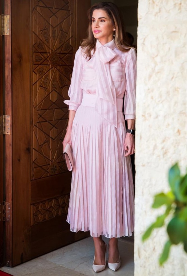 الملكة رانيا ترتدي التصميم الفاتح بتدرجات الباستيل الساحرة واللماعة