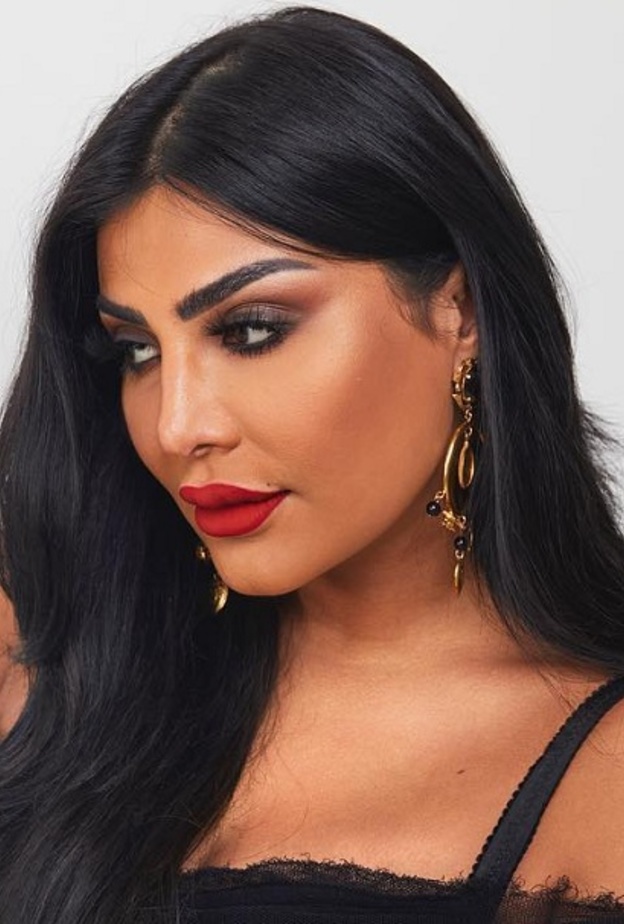 أمل العوضي تخلت عن شعرها الطويل