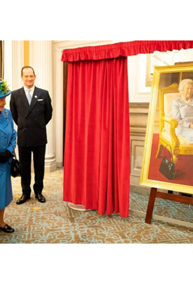 الملكة اليزابيث تكشف عن لوحة بورتريه لها في نادي سلاح الجو الملكي بمناسبة الاحتفال بعامه الـ 100