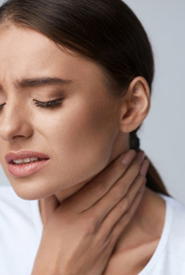 التهاب اللوز الفيروسي و البكتيري يسببان ألم في الحلق