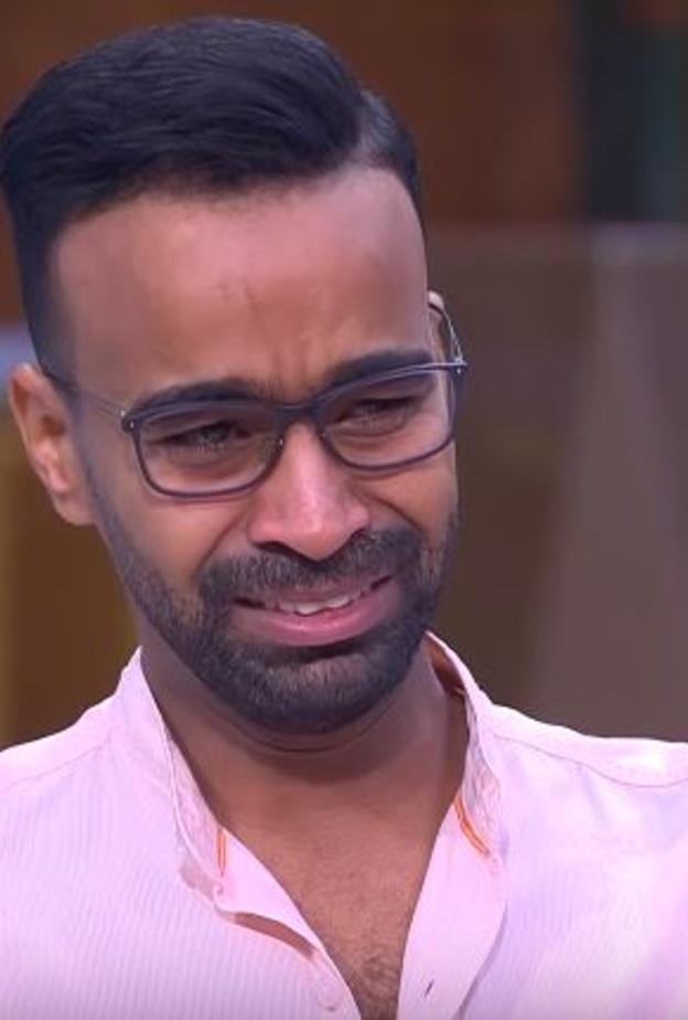 محمود الليثي يبكي في برنامج معكم 