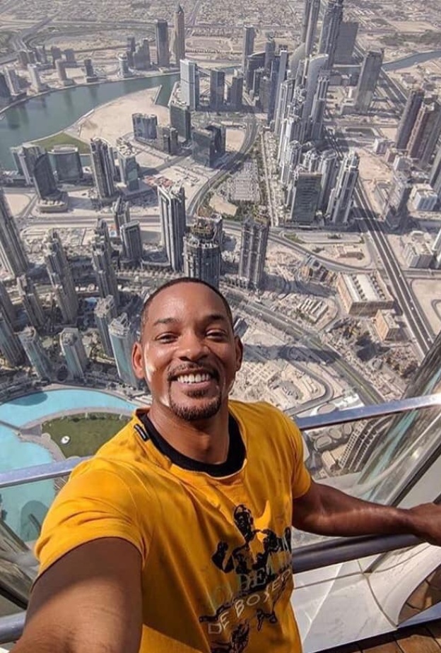 ويل سميث بصورة سيلفي من برج خليفة في دبي