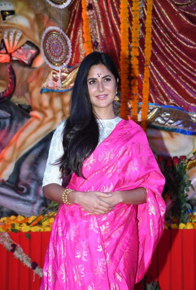 كاترينا كيف ومشاهير بوليوود يشاركون في احتفالات فدورغا بوجا