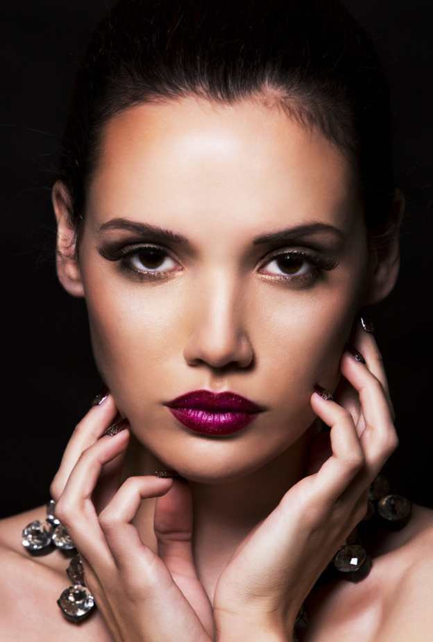 أحمر الشفاه بالألوان الداكنة موضة شتاء 2019