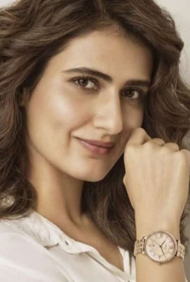 فاطمة سانا شيخ تحصل على جائزة أيقونة الشباب