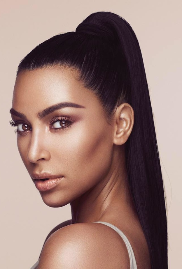 مكياج برونزي واحمر شفاه طبيعي مع كيم كارداشيان