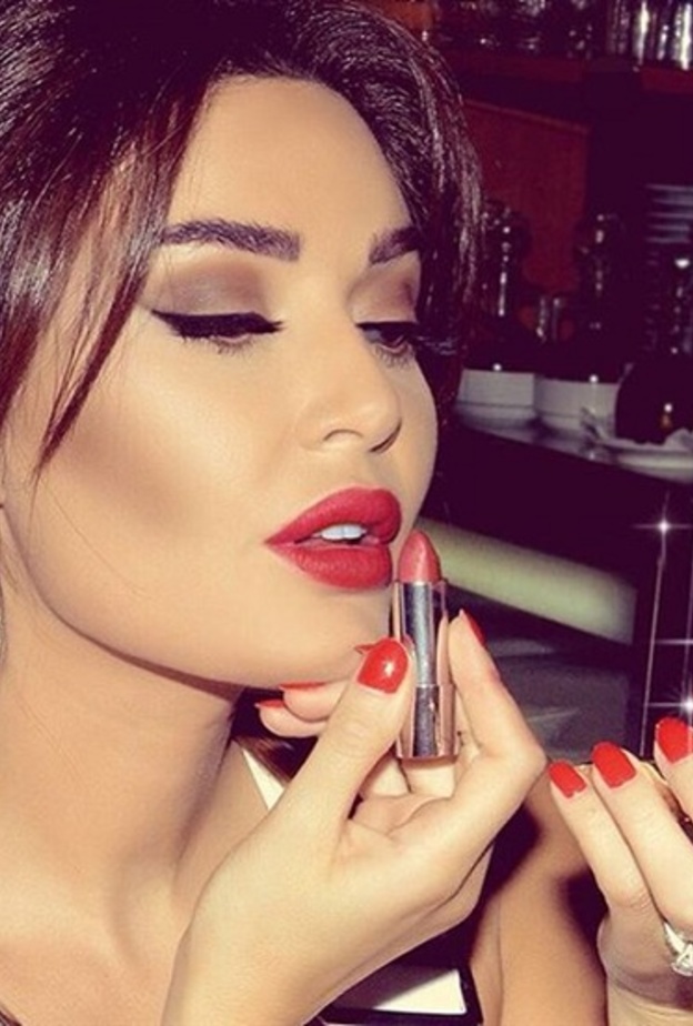 نجمات يلجأن لوضع المكياج بانفسهن في مرات عديدة