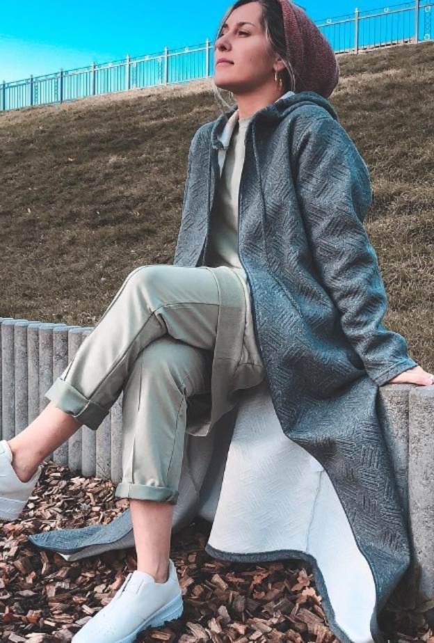 صوفيا غودسون بطلة خريفية مبهجة بالألوان من فندي