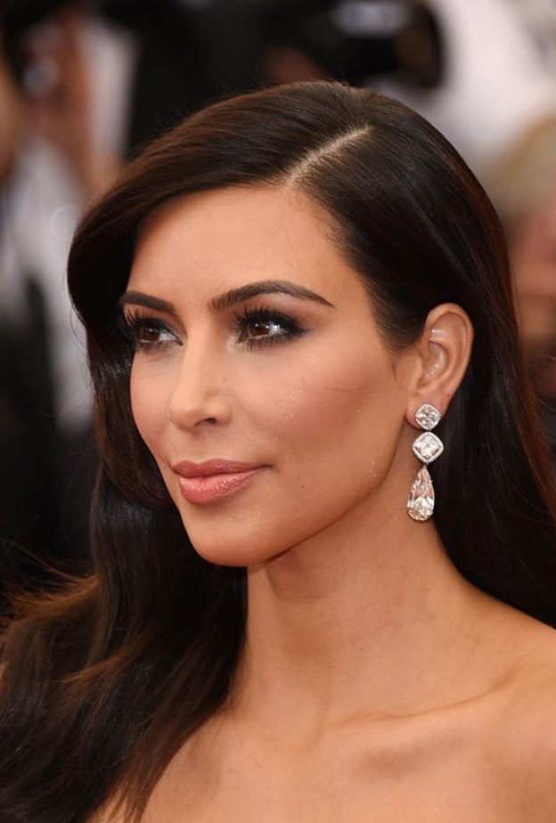  كيم كارداشيان ترتدي عقد الماس من كارتييه Cartier