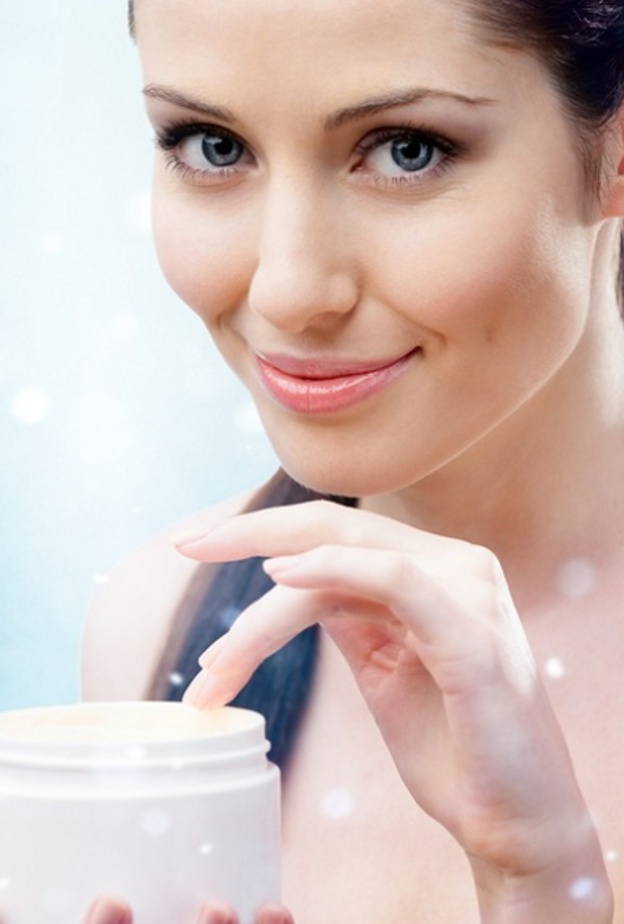 تعرفي على طرق العناية باليدين والاظافر