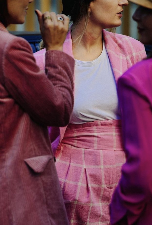 لوني اطلالتك باللون الوردي