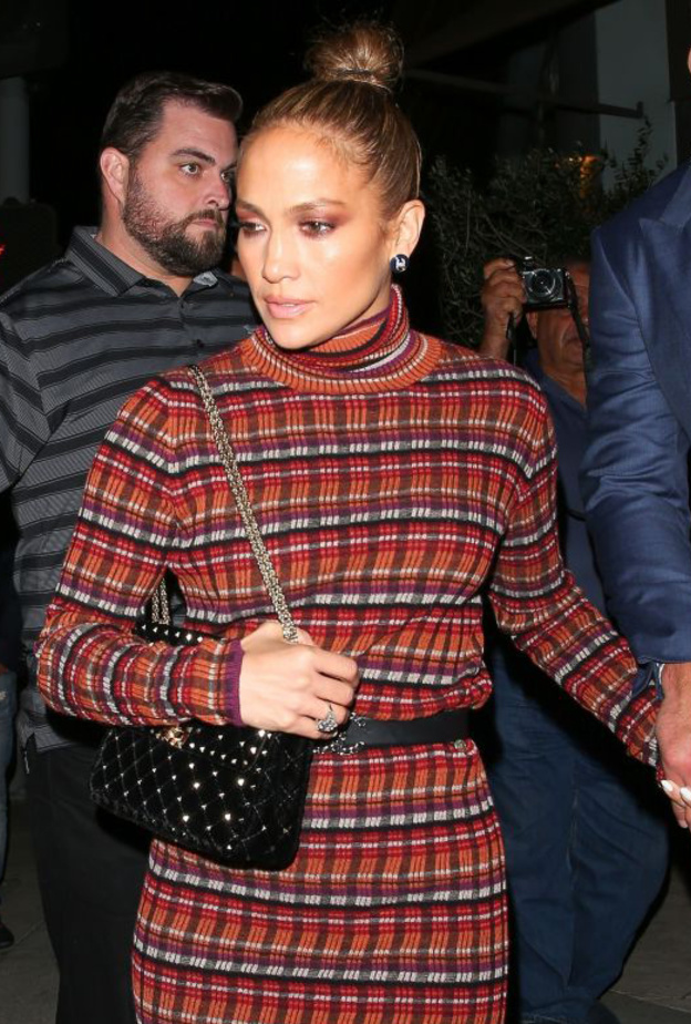 من الناحية الجمالية رفعت شعرها على شكل كعكة مشدودة