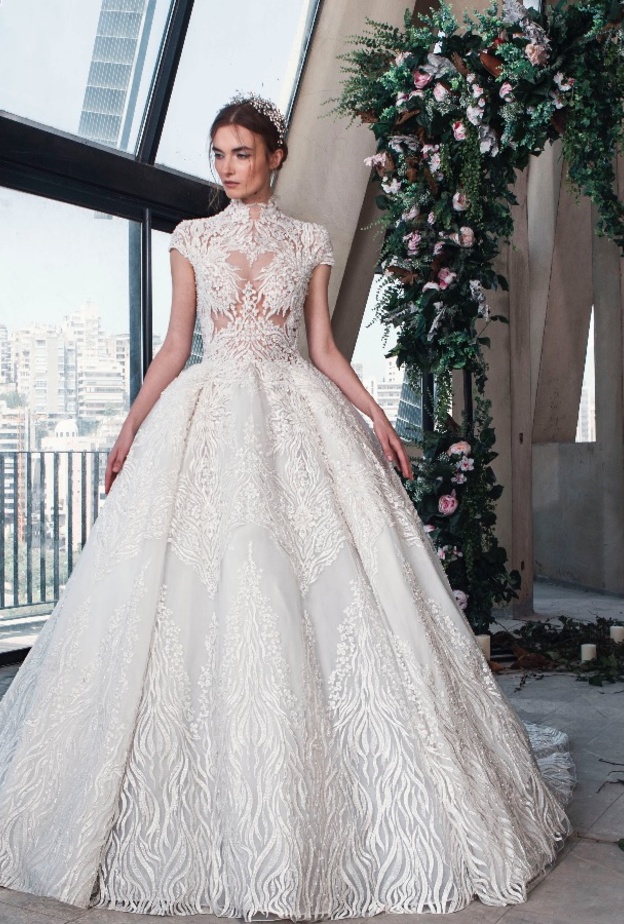 فستان زفاف بالتنورة المستقيمة من مجموعة جورج حبيقة لخريف 2019 