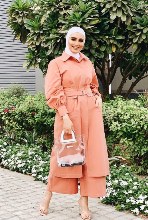 موضة الجمبسوت الواسع والمحدّد من الخصر بأسلوب دلال الدوب