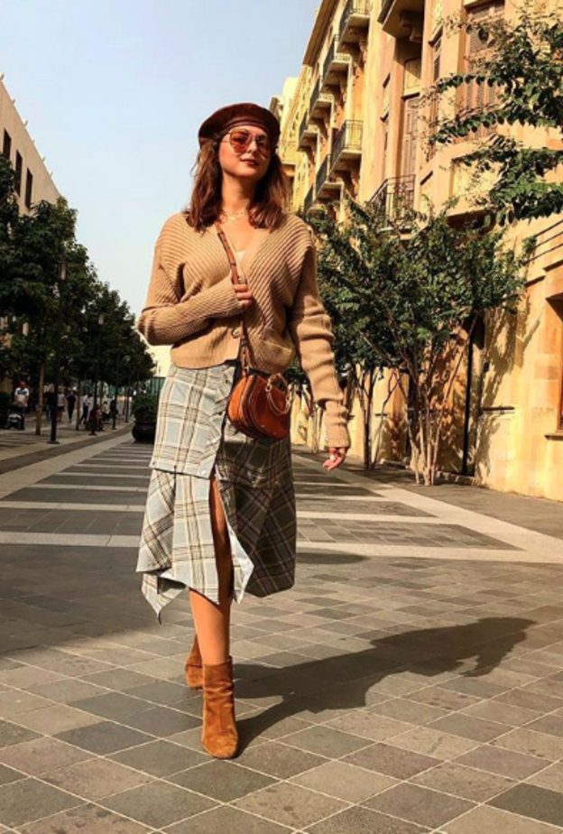 لوك كاجوال صباحي في التنورة والتيشيرت اعتمدته مريم سعيد