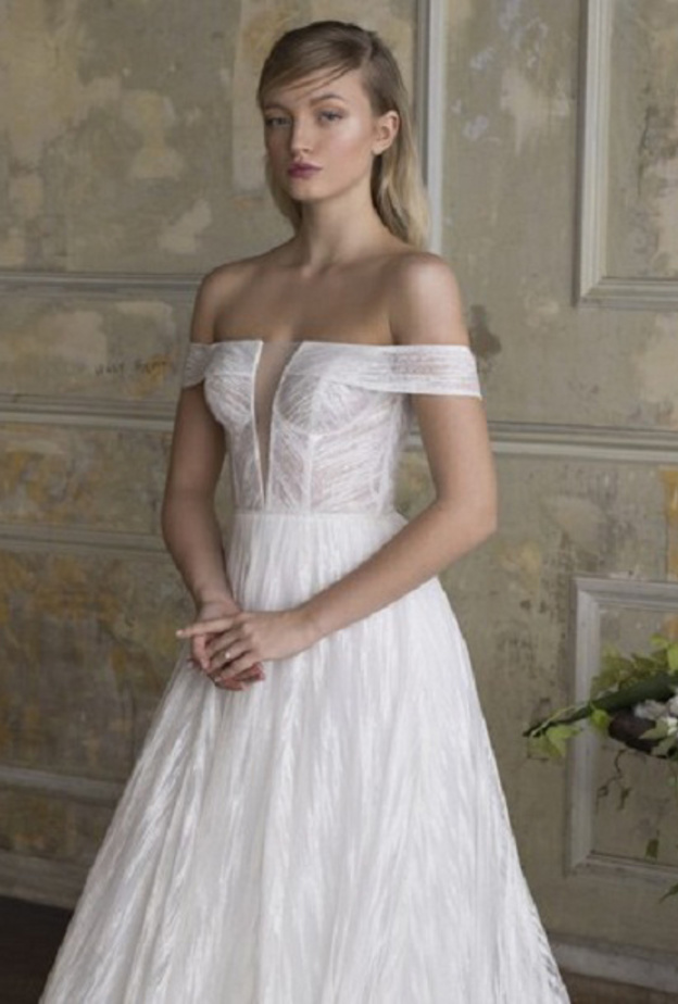 فساتين زفاف بأكمام منسدلة