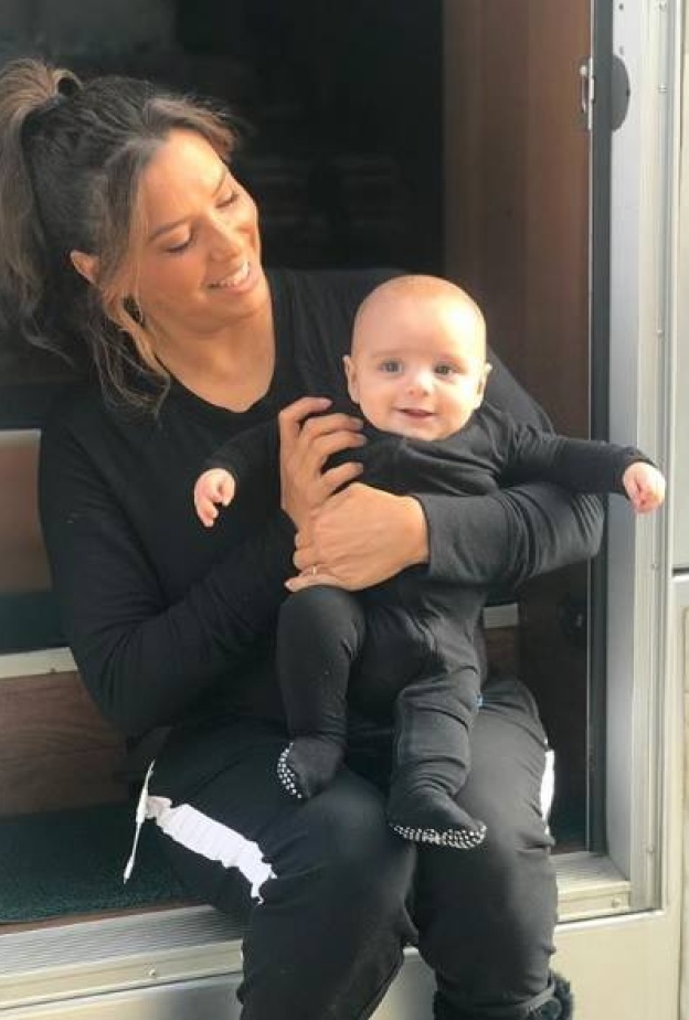 إيفا لونغوريا تشارك متابعيها صورة مع طفلها سانتياغو بأناقة متطابقة بالأسود