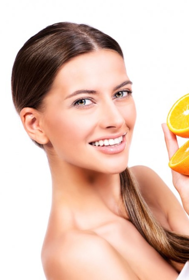 فيتامين سي يغزز نمو الشعر ويقلل من تساقطه