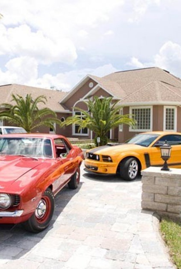 جانب من أسطول السيارات التي يمتلكها نجم المصارعة جون سينا