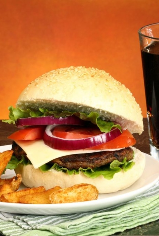 الوجبات السريعة تؤثر على الصحة النفسية