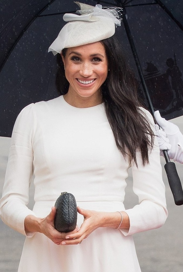 ميغان إستقلت الطائرة لتوجه الى فيجي بهذه الاطلالة الكاجوال مع حذاء مول من أكوازورا