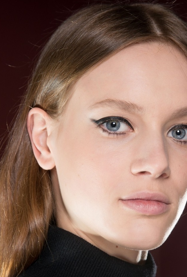  رسمات الآيلاينر بخطوط مجنحة ورفيعة على الجفنين العلوي والسفلي من Sonia Rykiel