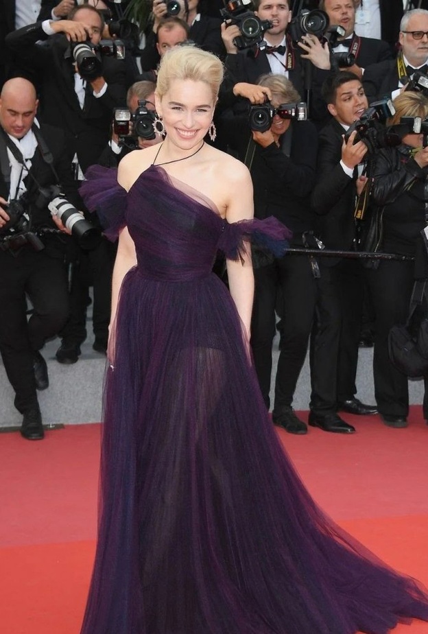 إميليا كلارك Emilia Clarke بفستان مزخرف مع النقشات الذهبية من Dolce & Gabbana