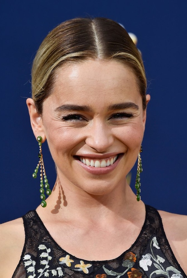 اميليا كلارك في اطلالة بمجوهرات كارتييه Cartier