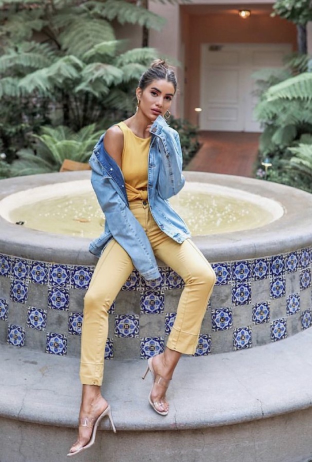 الأصفر من أكثر الألوان موضة هذا الموسم نسقيه مع جاكيت الجينز