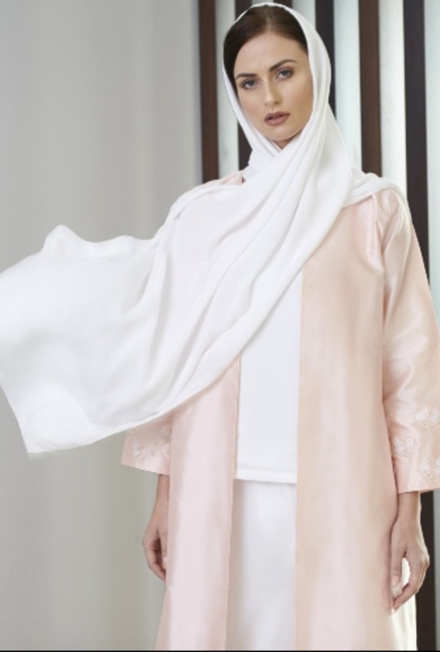 معطف وردي حصري لدعم حملة سرطان الثدي من YNM Dubai