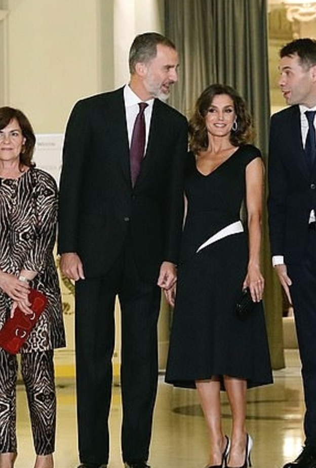 الملكة ليتيزيا في إطلالة ساحرة في حفل جوائز الصحافة