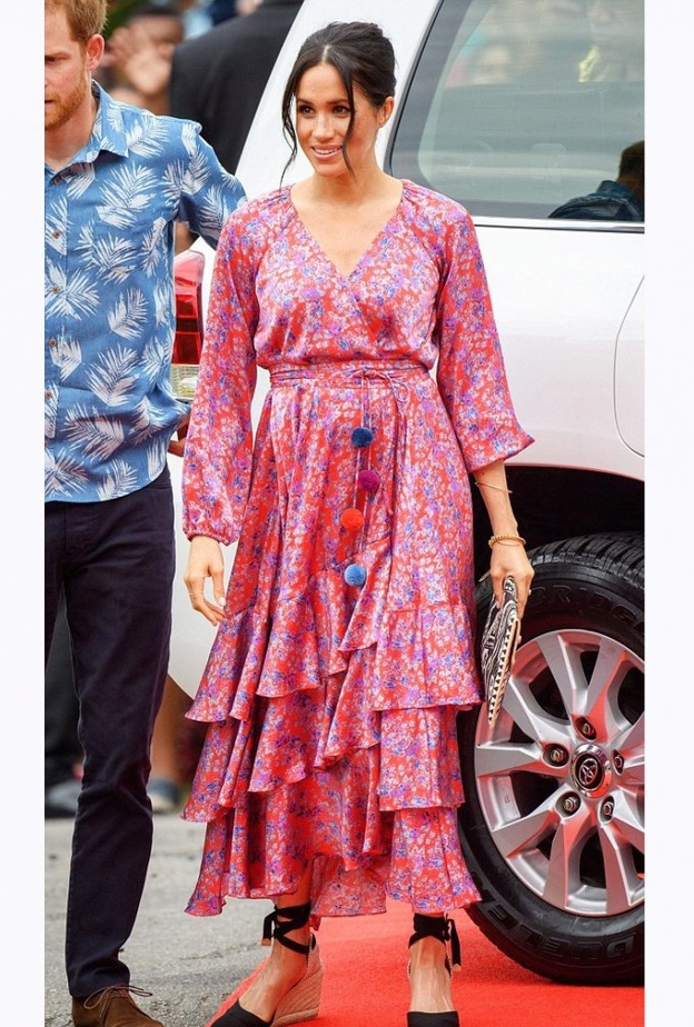 ميغان ماركل Meghan Markle اختارت شنطة كلتش عريضة بالزخرفات المتموجة