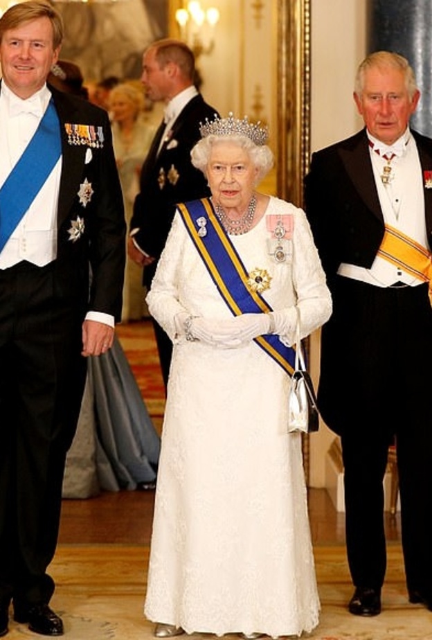 ملكة بريطانيا تتألق بتاج فتيات بريطانيا العظمى وأيرلندا