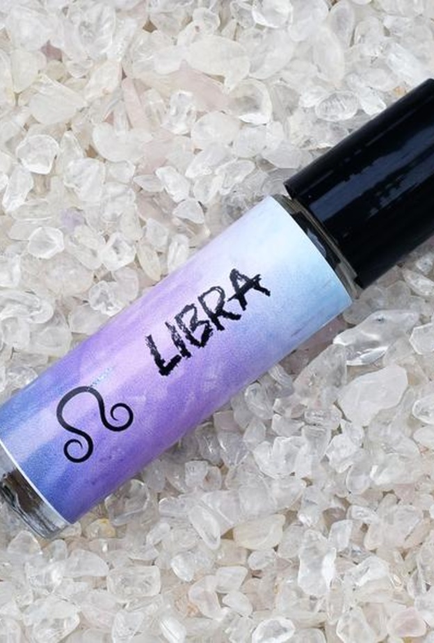 العطر المناسب لصفات رجل الميزان هو العطر الناعم لأنه شخص خفيف الظل وودود