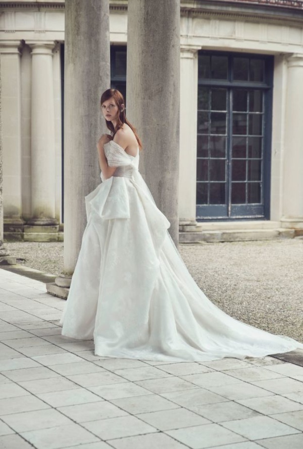 فساتين زفاف للعروس المميزة من وحي زفاف الأميرة يوجيني من مجموعة Anne Barge لخريف 2019