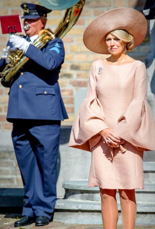 أناقة الملكة الاسبانية ليتيزيا في بساطتها ونعومتها