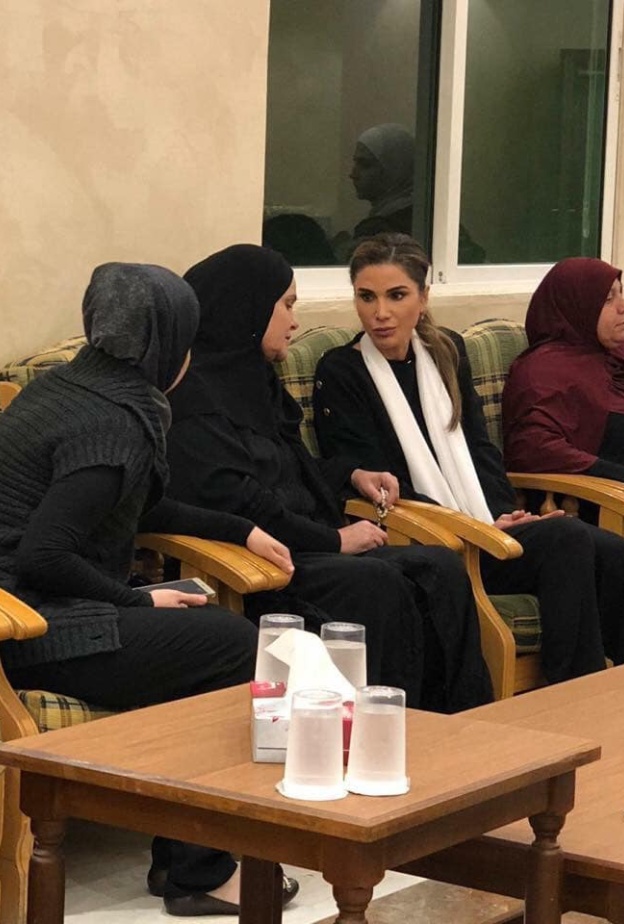 الملكة رانيا تزور عدداً من بيوت عزاء أهالي ضحايا البحر الميت وتقدّم واجب العزاء...