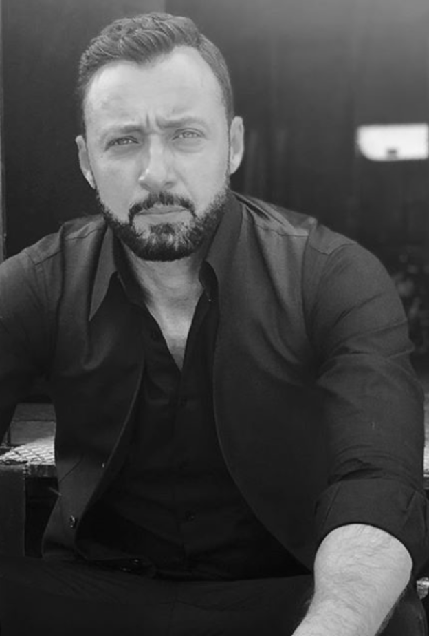 أحمد فهمي بأناقته المعهودة بالفيست والقميص باطلالة جذابة