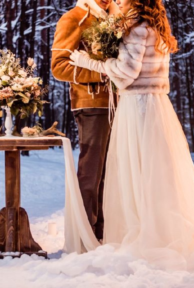 اصرفي المال على بوفيه الحلويات والطعام بدلا من صرفه على بطاقات الزفاف مثلا