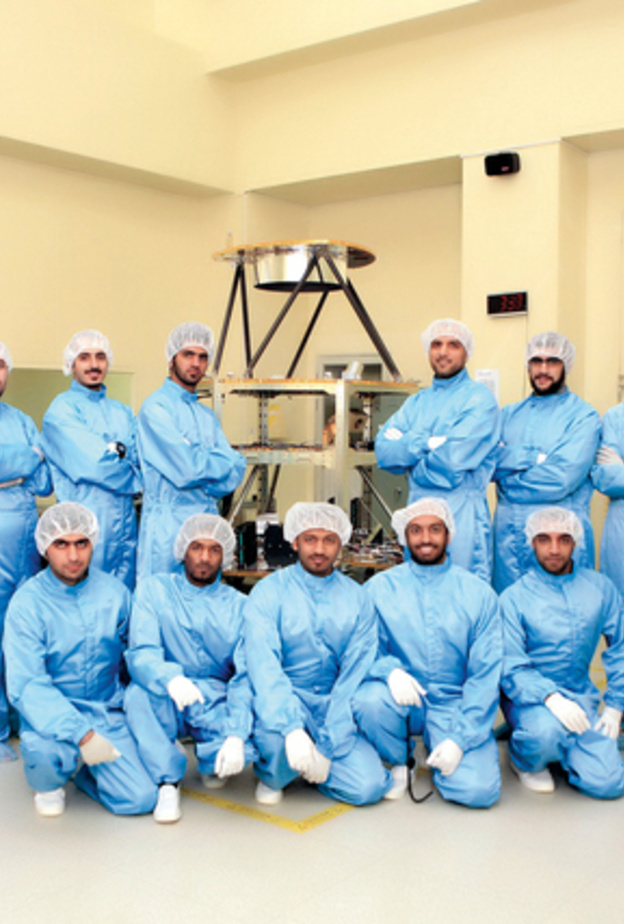 صورة لفريق العمل الإمارتي في مركز محمد بن راشد للفضاء