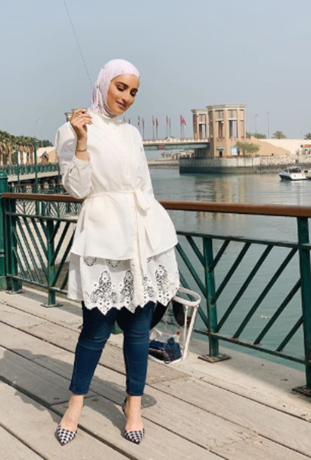 دلاليد تختار قميصاً طويلاً مخصّر بشريط رفيع باللّون البرتقالي