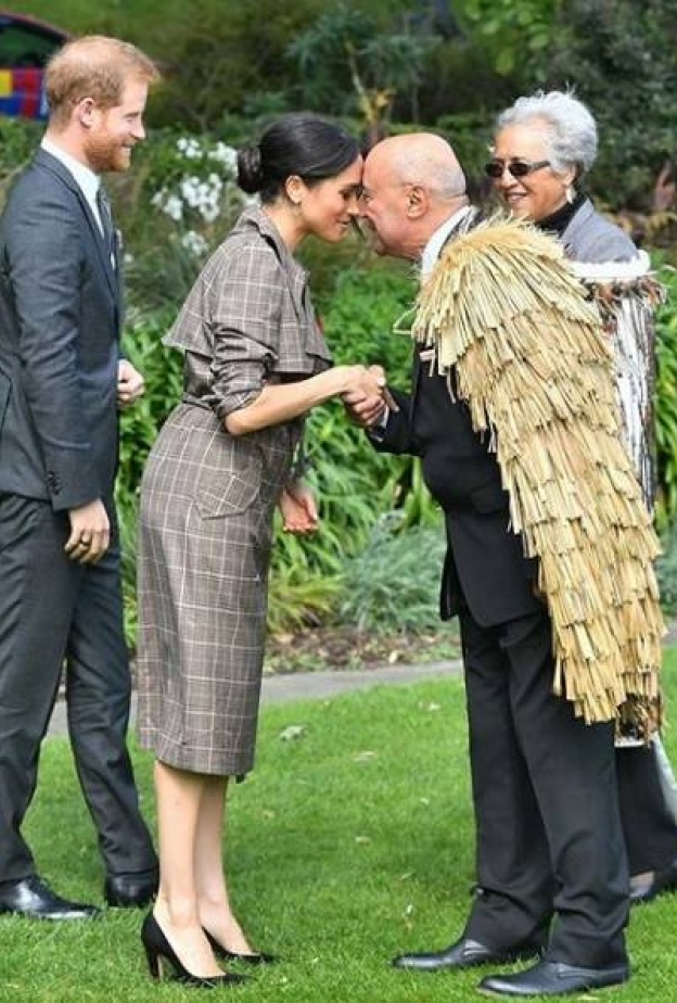 ميغان ماركل تؤدي تحية الهونغي التقليدية لقبائل ماوري وهم السكان الأصليين لنيوزيلندا
