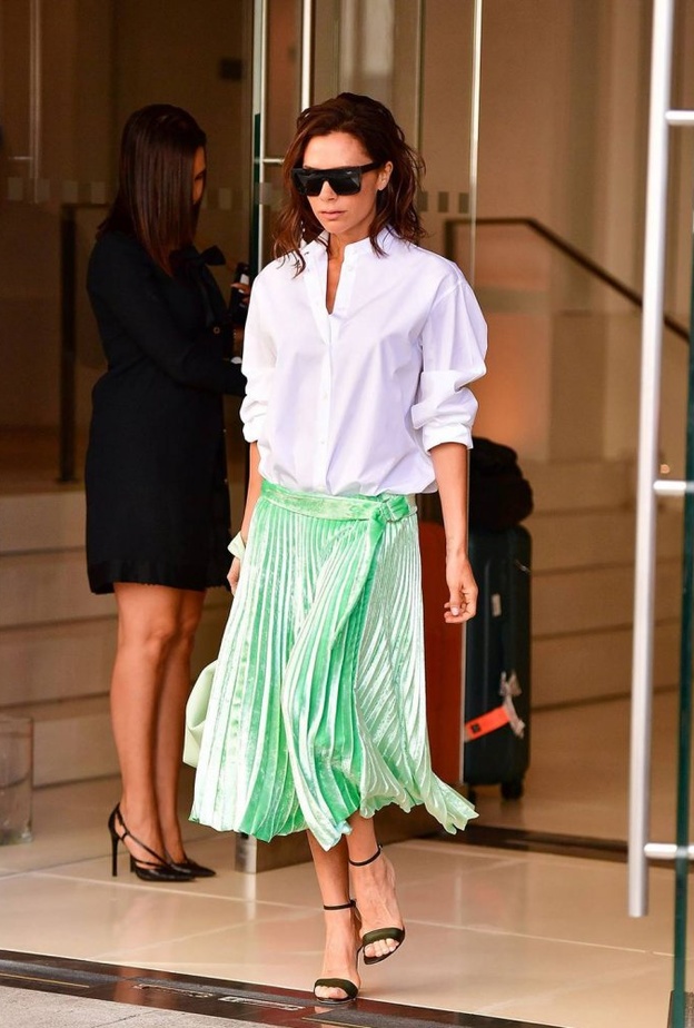 أسلوب فيكتوريا بيكهام بالتنورة المخمل الخضراء مع القميص الابيض