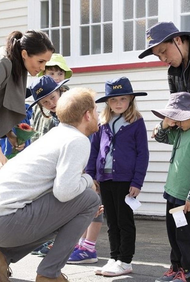 هاري وميغان يواسيان طفلا انهمر بالبكاء بعد لقائه بهما في خلال زيارتهما الرسمية إلى نيوزيلندا