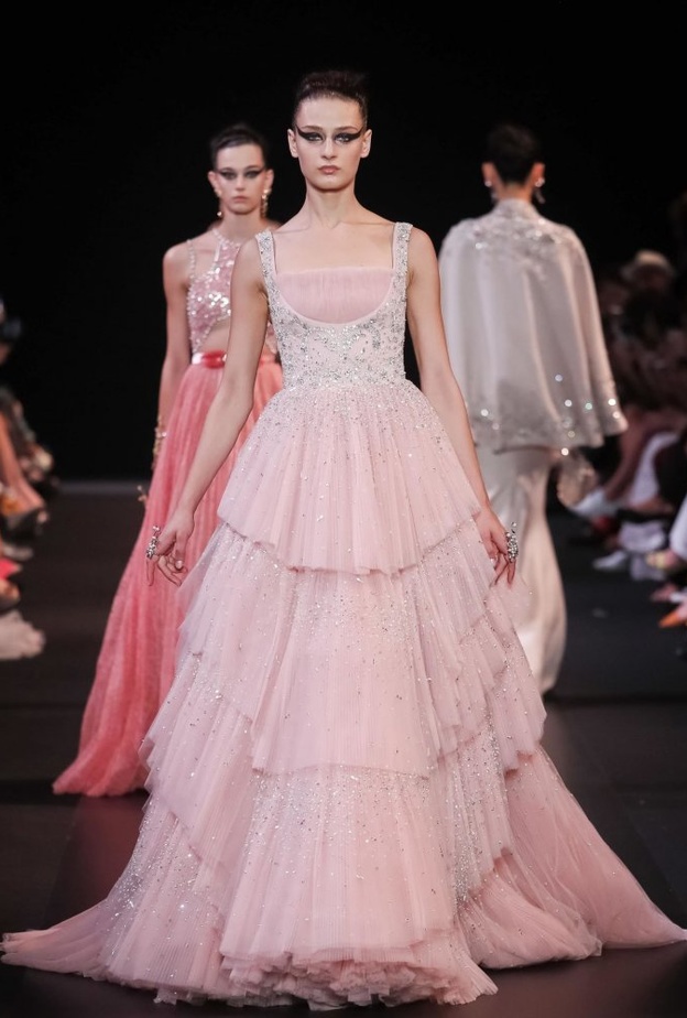  فساتين باللون الوردي